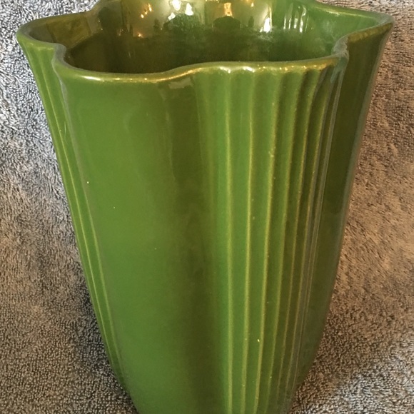 SHAWNEE Green Ceramic Vase w/ Wavy/Ruffle Rim - Picture 3 of 7